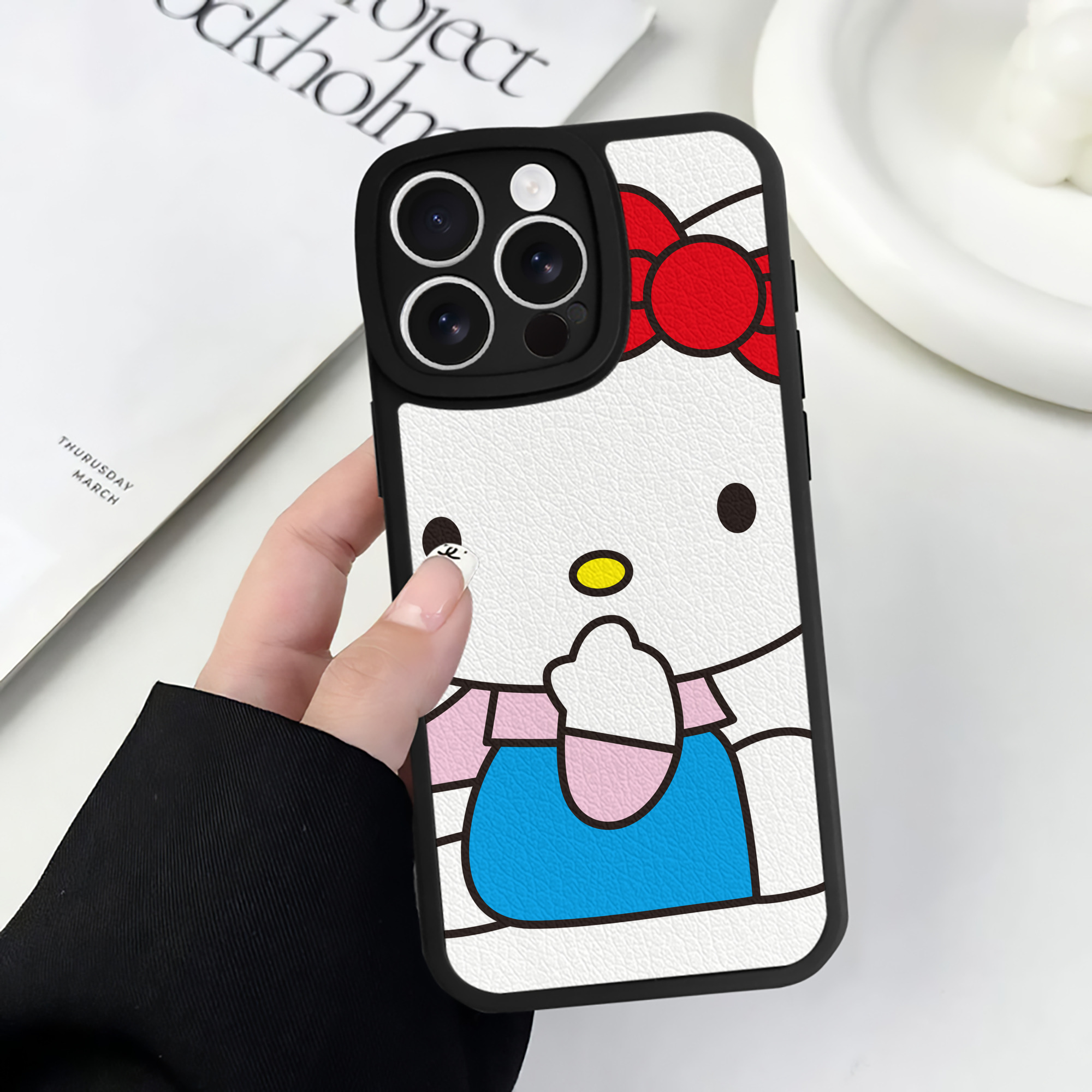 （画像用） Hello Kitty ハローキティ 【iPhone 16シリーズ対応】シリコンスマホケース（レザー調） 材質：シリコン